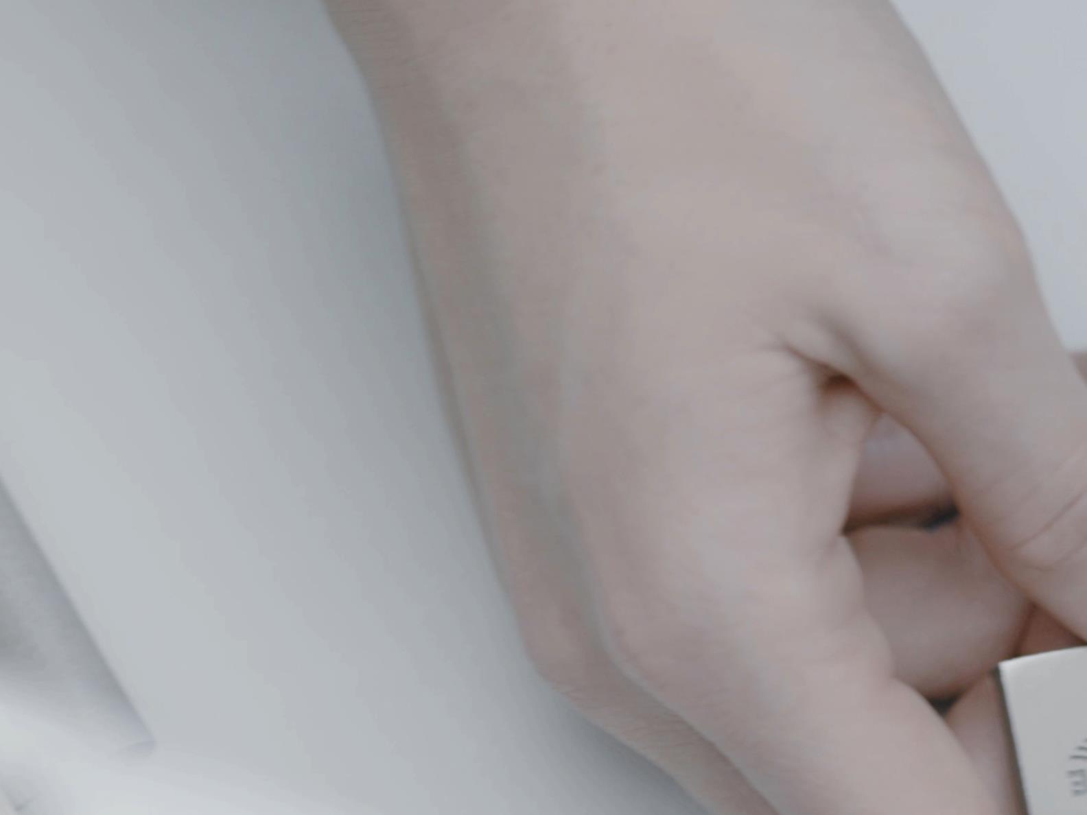 Icon 3D_Allure_stock picture_hands with GROHE logo