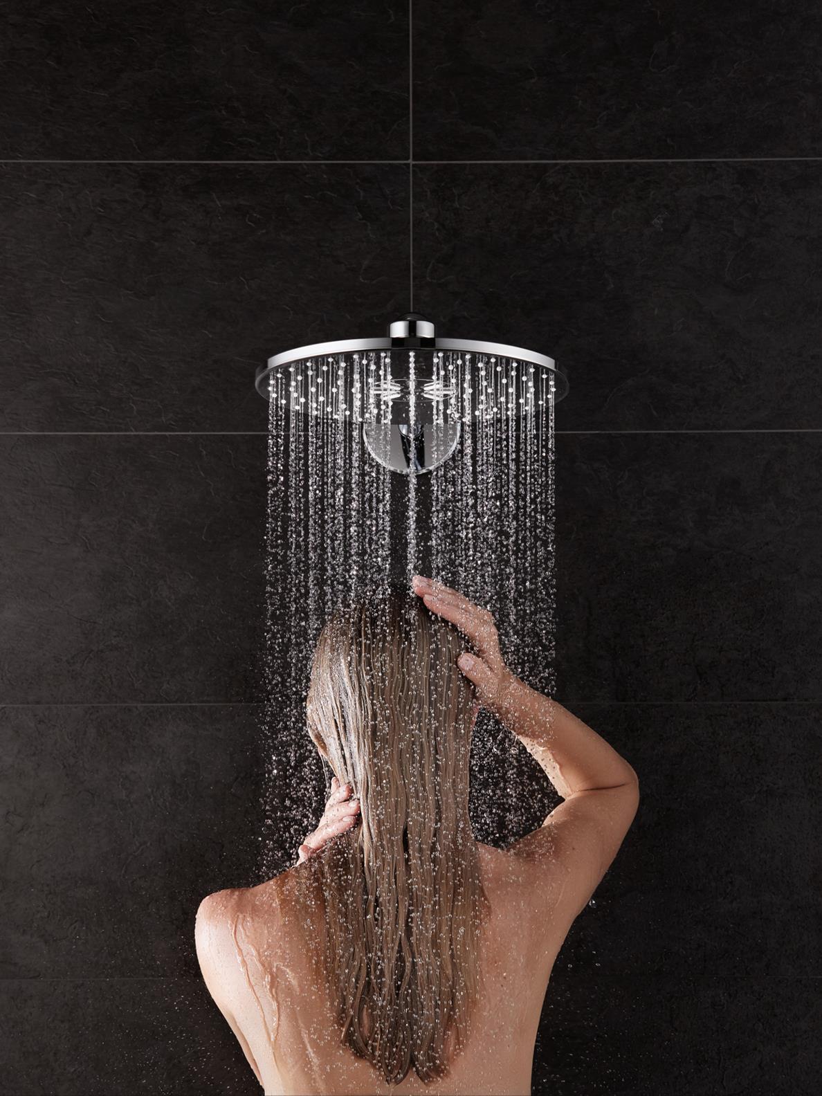 Frau in der Dusche