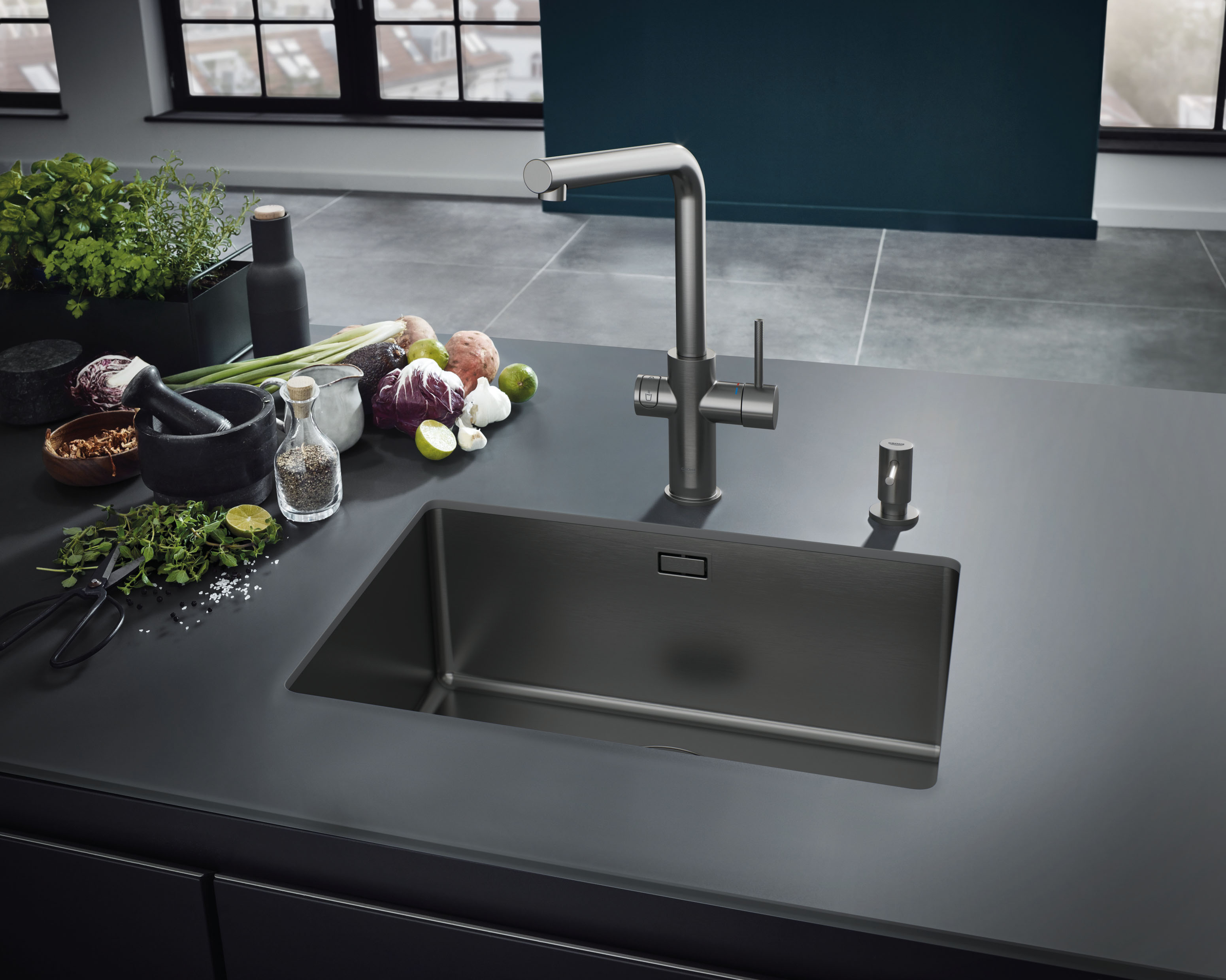 GROHE Blue_kitchen with decoration