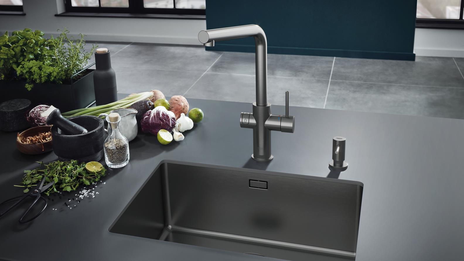 GROHE Blue_kitchen with decoration