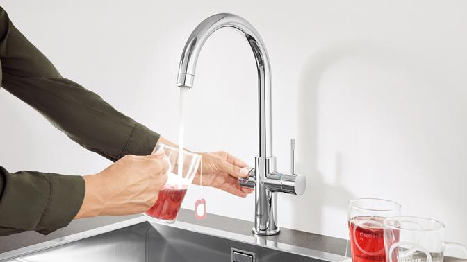 GROHE Red_filling of tea glass