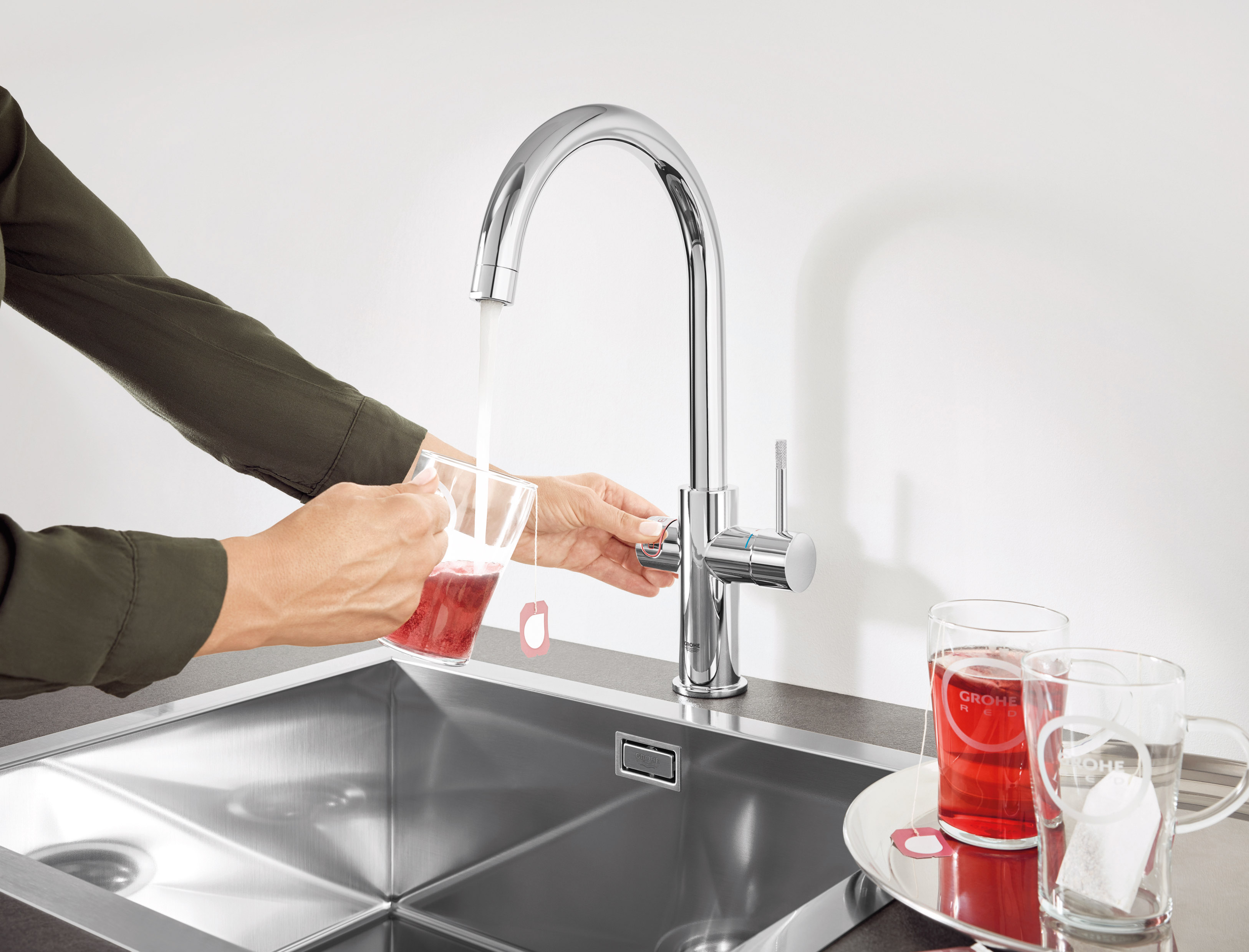 GROHE Red_filling of tea glass