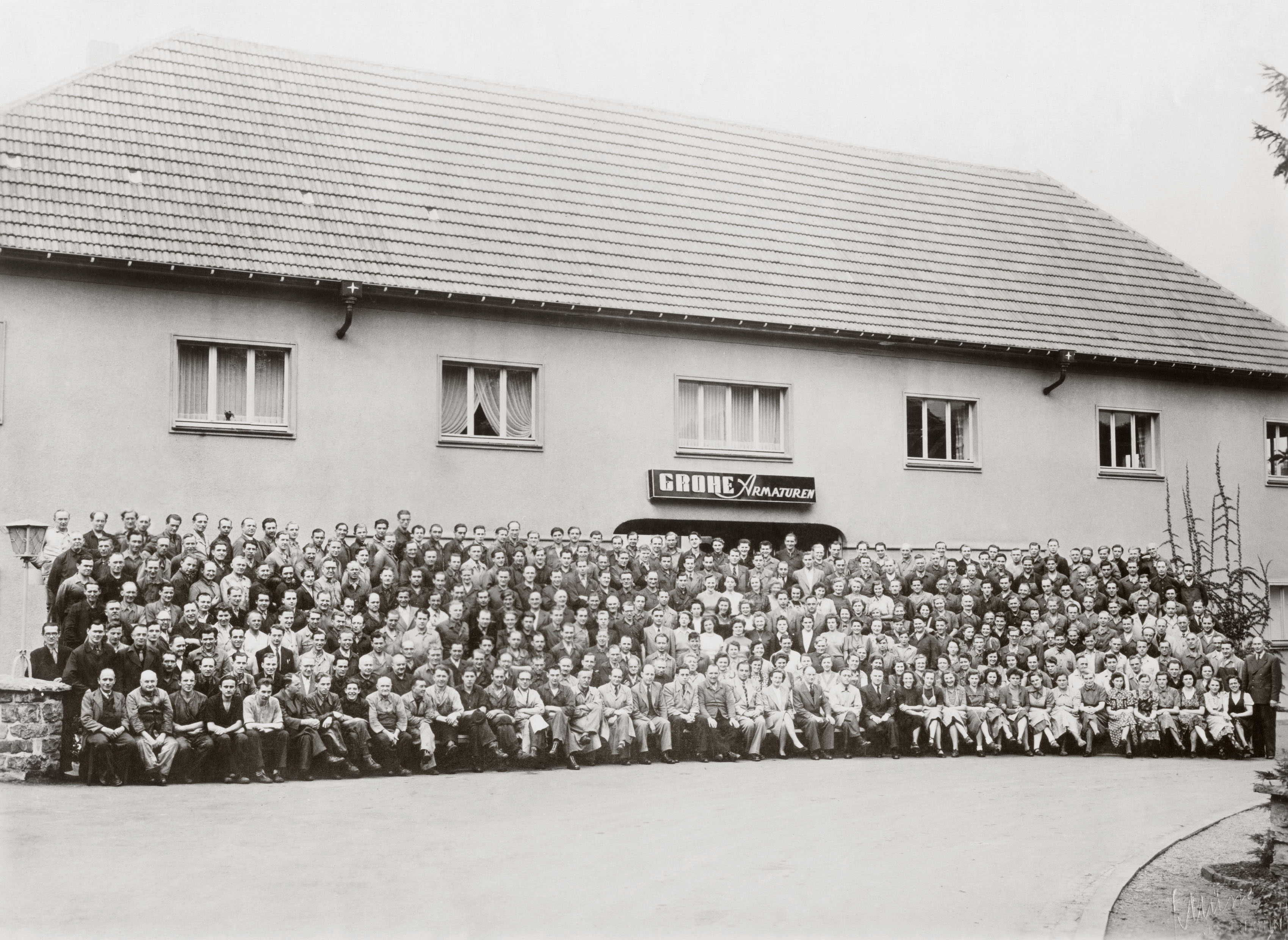 GROHE History_building GROHE Armaturen_with workforce