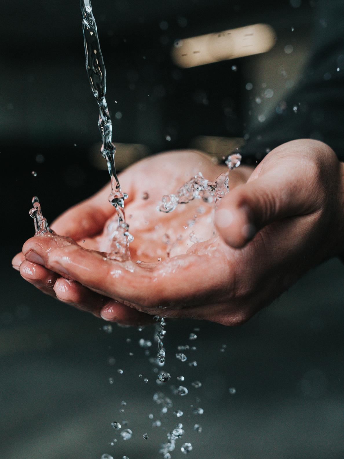 Stock picture_hands under water