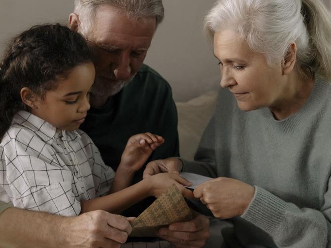 Eurosmart_Collage-01_stock picture_grandparents and grandchild 