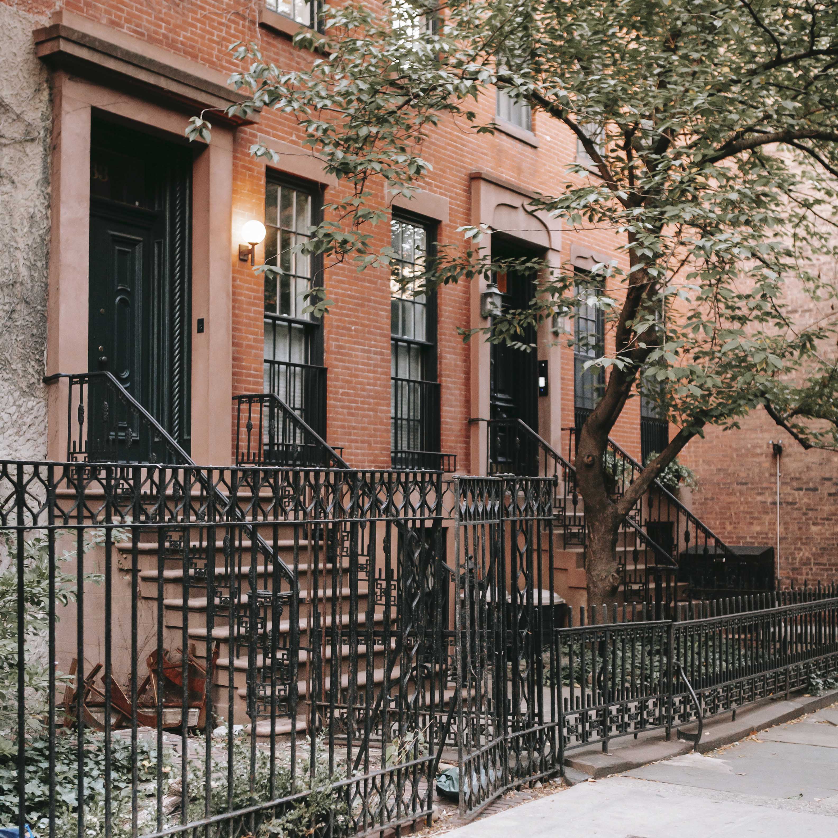 Eurosmart_SmallPicture_stock picture_row of houses