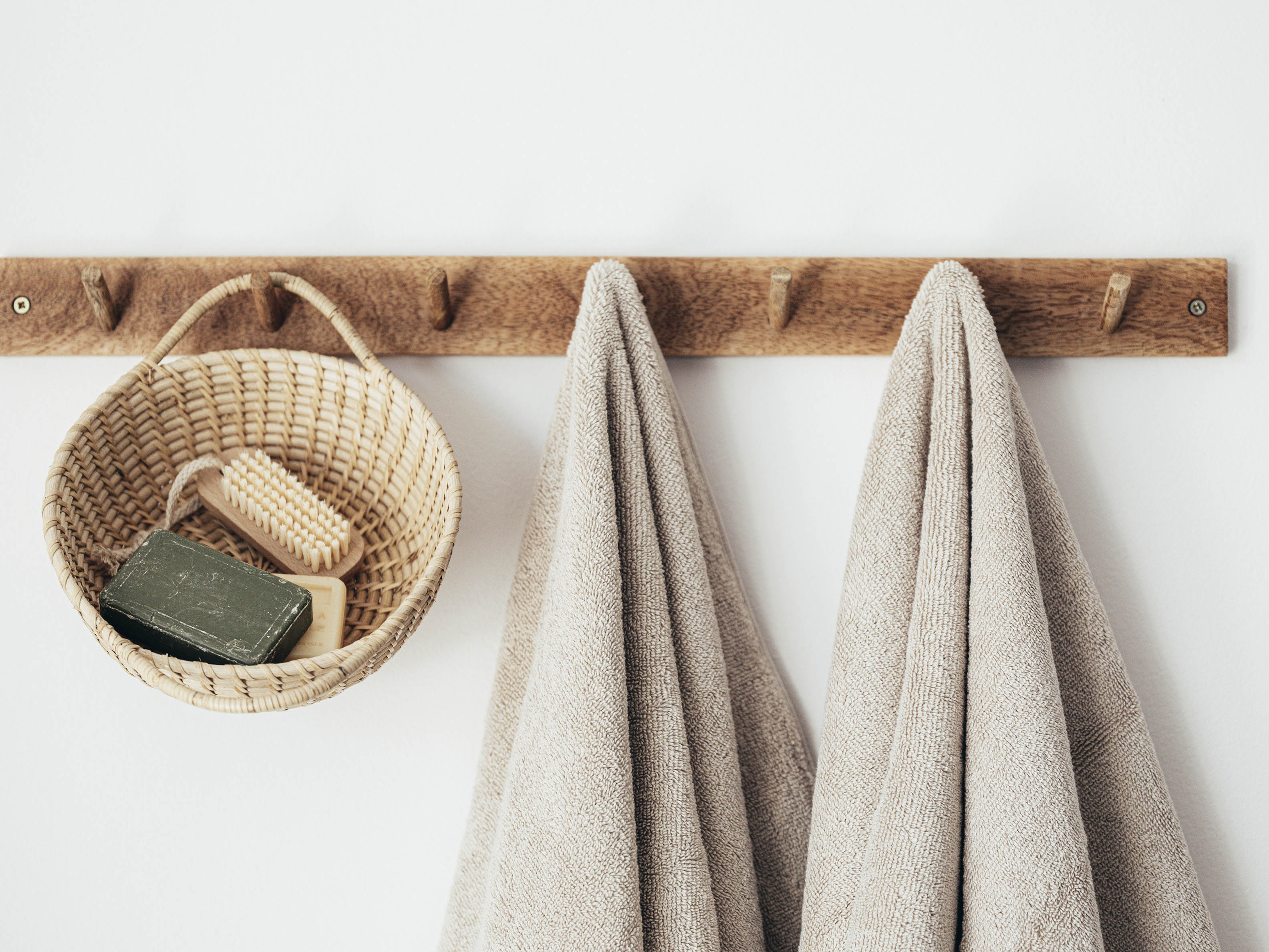 Eurosmart_Collage-02_stock picture_towels on hooks