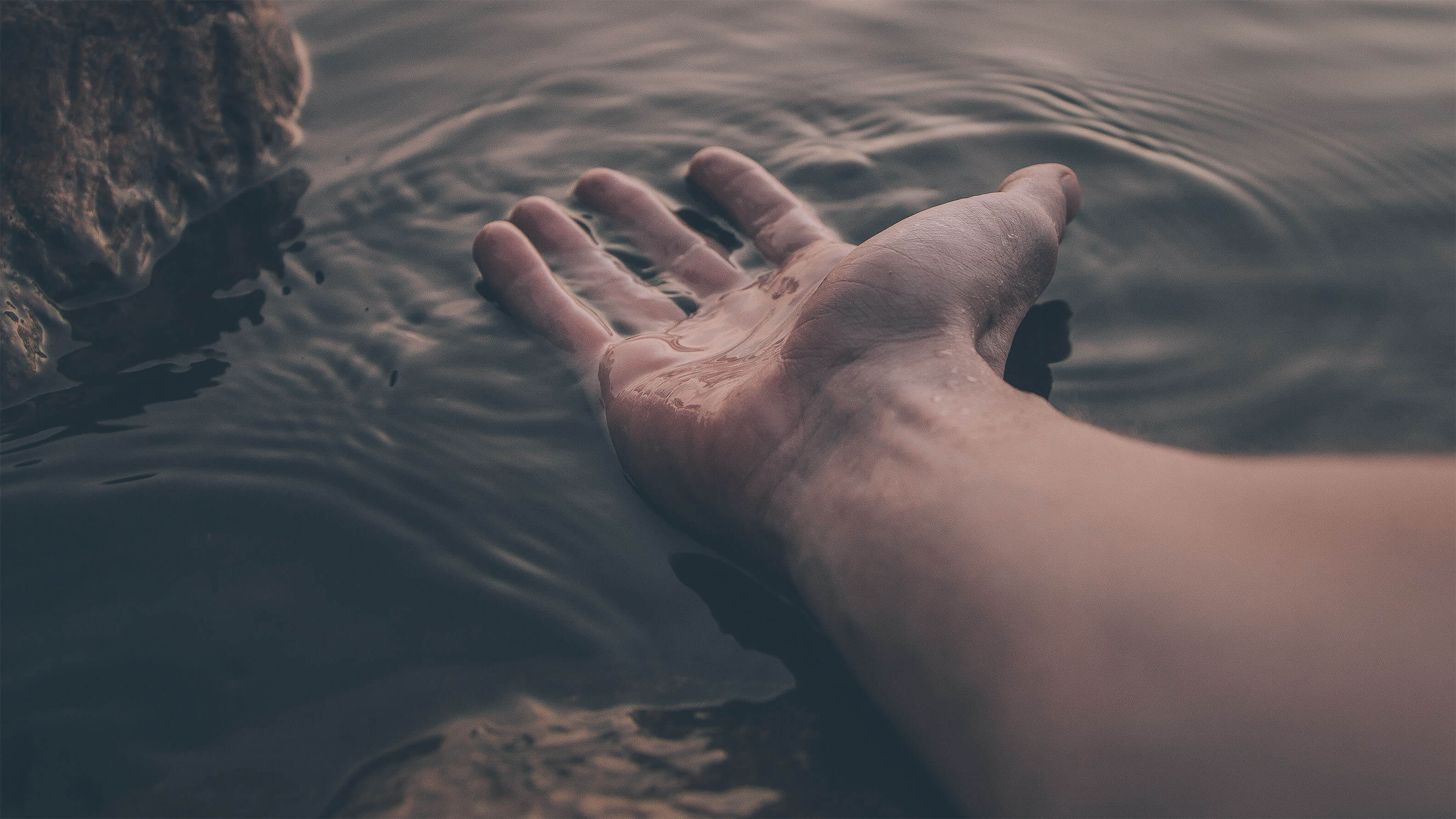 GROHE SPA_Collage-02_hand in water