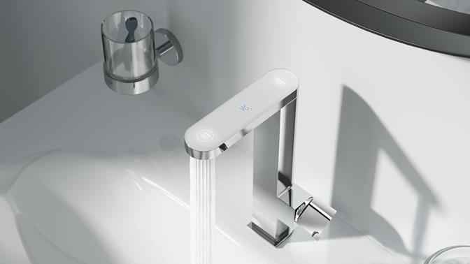 GROHE Plus tap with digital temperature display
